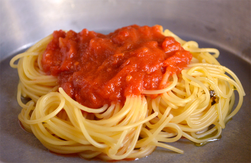 چطور در 10 دقیقه پاستا و سس گوجه فرنگی درست کنیم