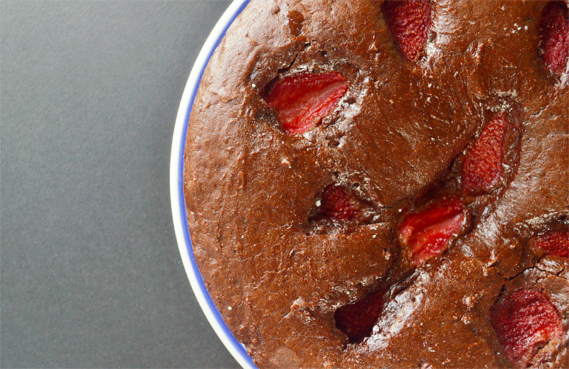 طرز تهیه کیک شکلاتی با شکلات فراوان و توت فرنگی